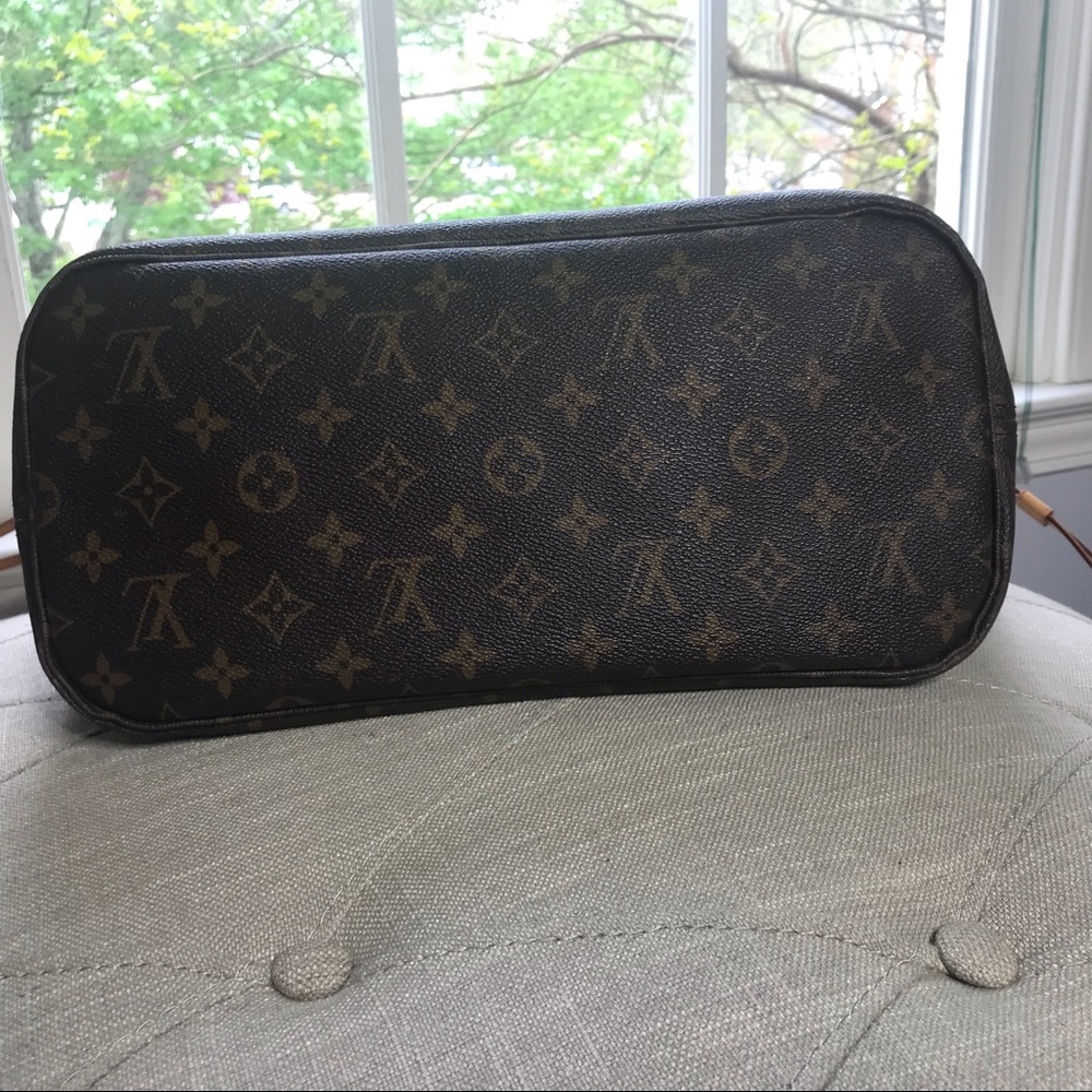 Louis Vuitton Neverfull MM Logo Tote - Picture 6 of 8